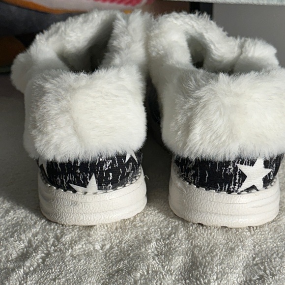 Cozy Gray Faux Fur Lined Slippers - Picture 4 of 6